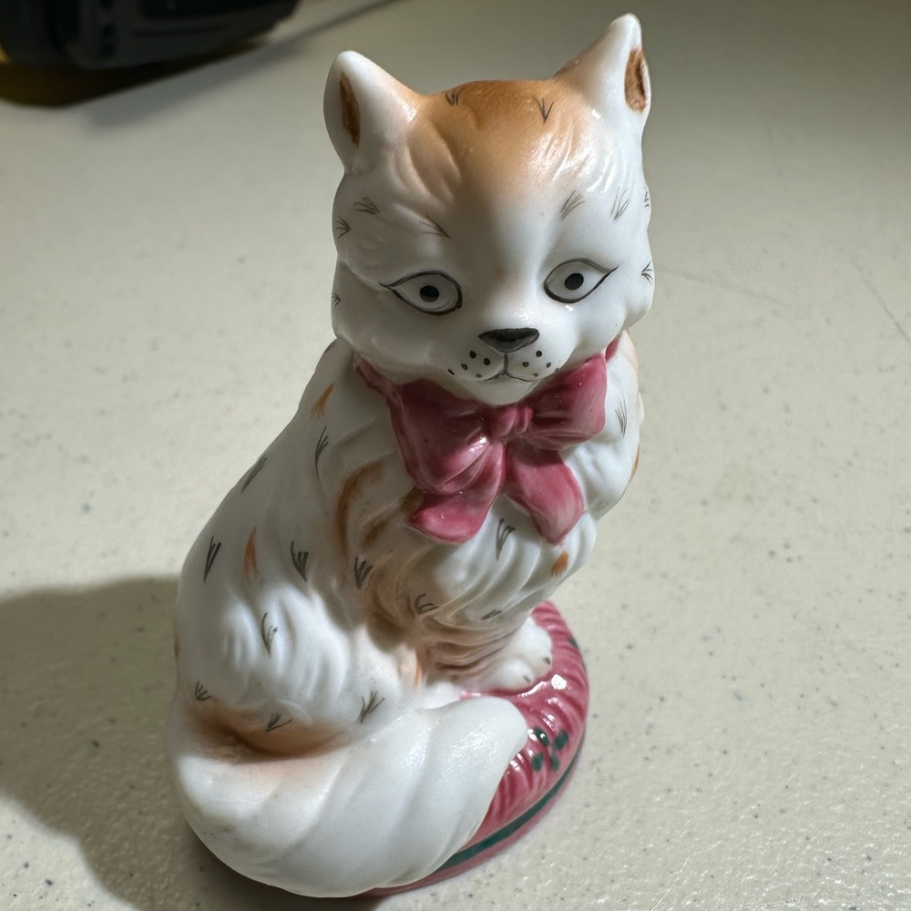 Franklin Mint Curio Cabinet Cats Collection 1986 Staffordshire Cat Figurine